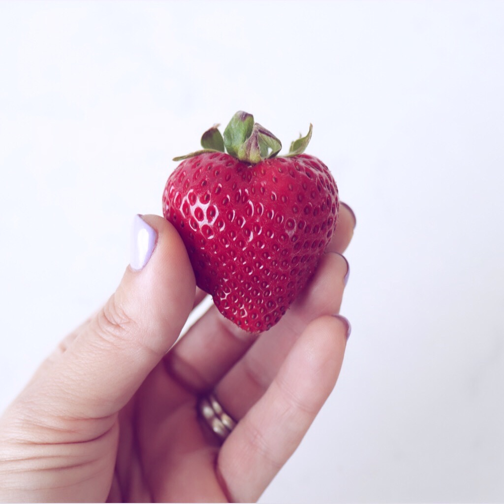 Soak Your Strawberries | healthylivinghowto.com